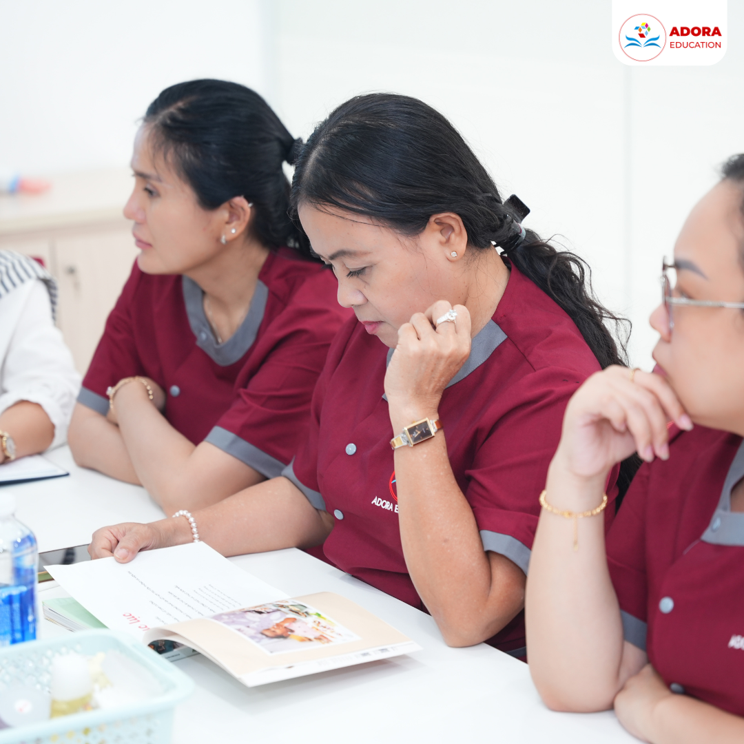 giáo viên mầm non chăm bé tại Adora