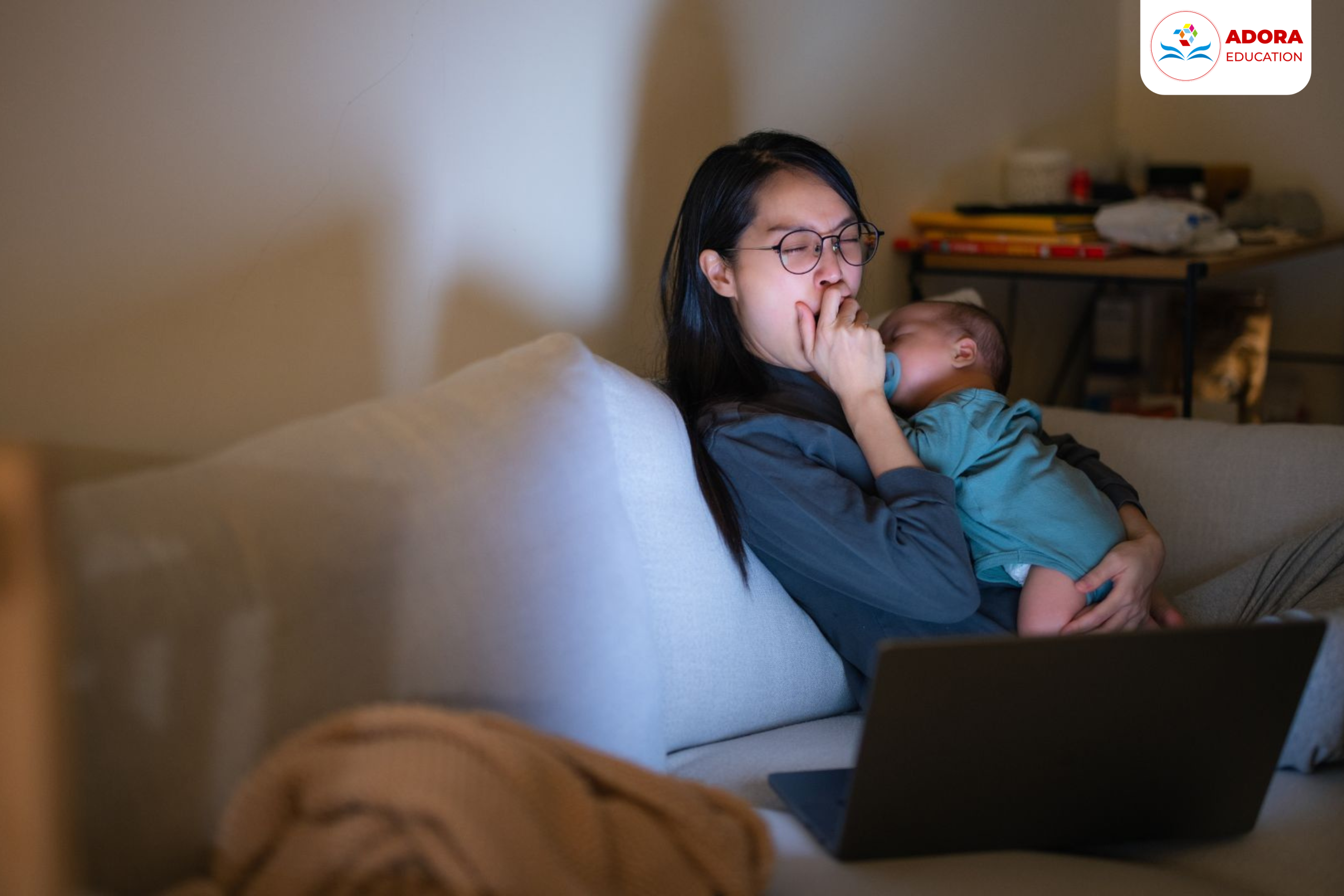 mẹ mệt mỏi khi tự chăm sóc bé sơ sinh