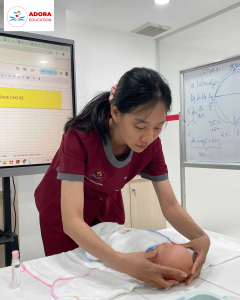 bảo mẫu và bé tương tác tích cực
