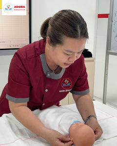 bé cười tươi dễ thương tại nhà
