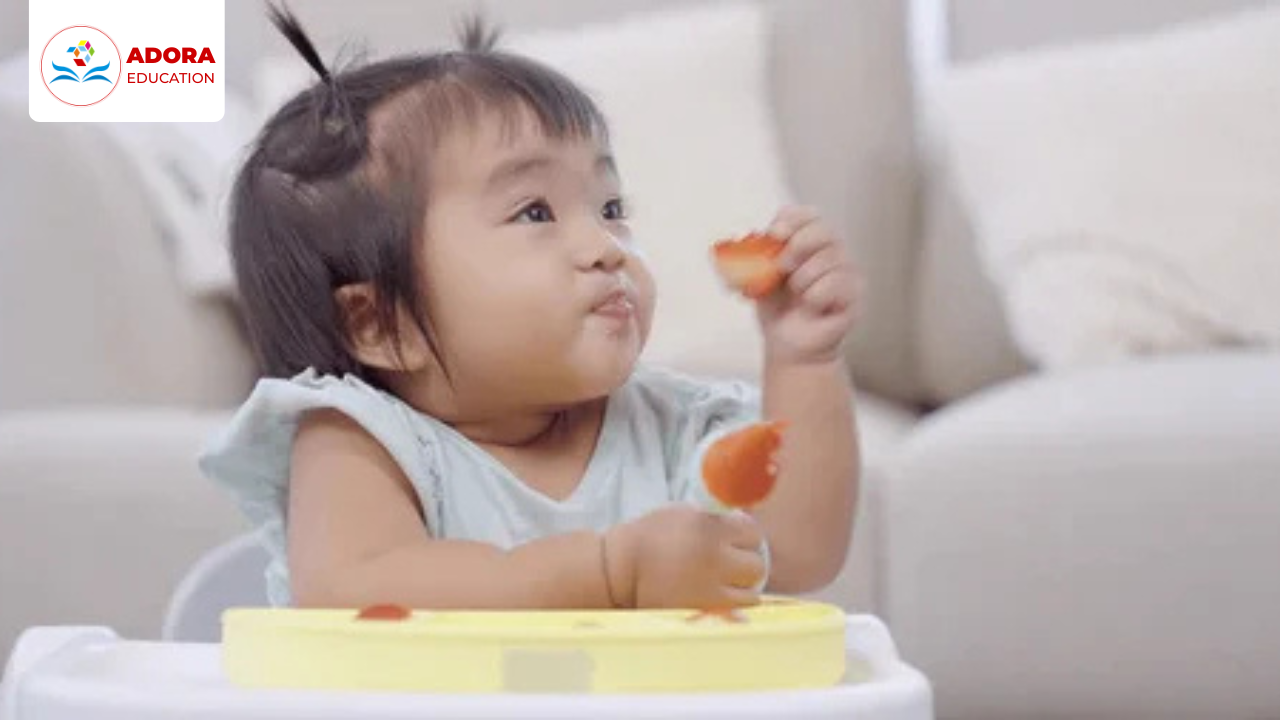 bé sơ sinh cười dễ thương