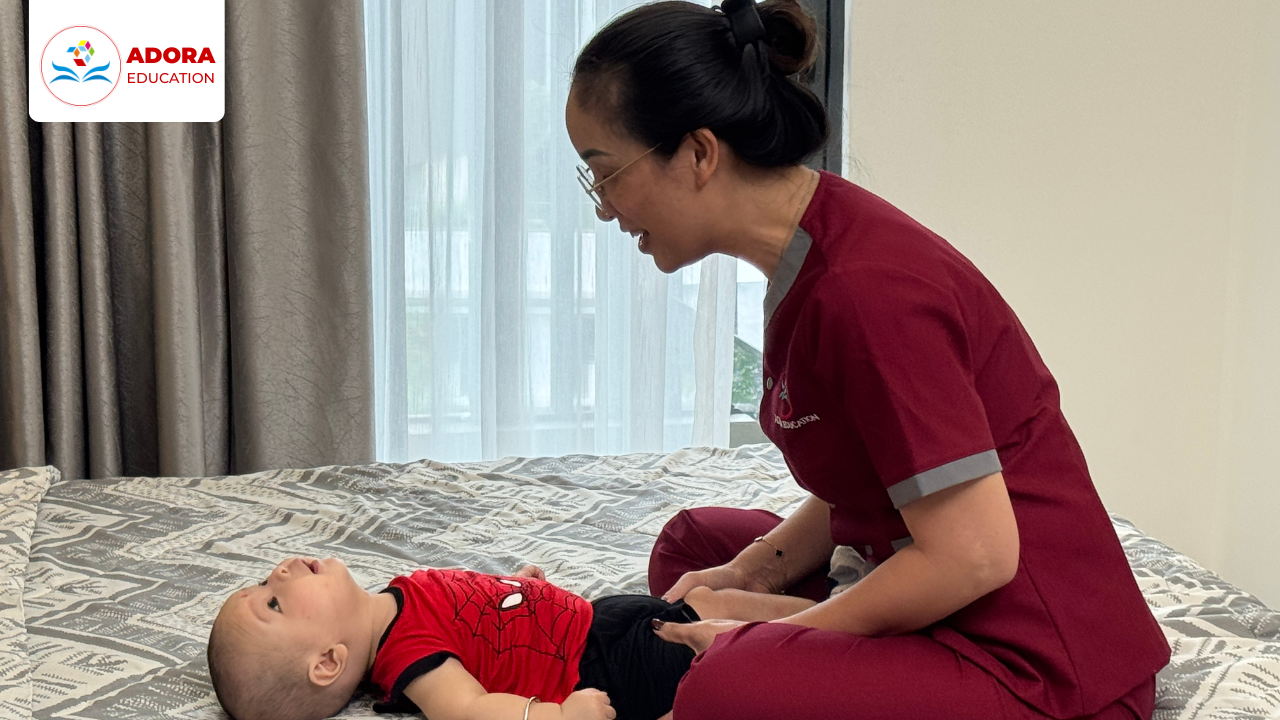 giáo viên chơi cùng trẻ tại nhà