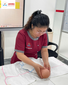 trẻ nhỏ cười tươi khi được chăm sóc