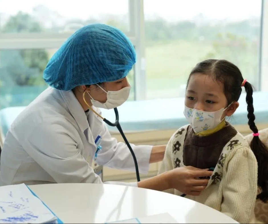 bác sĩ khám sốt xuất huyết cho trẻ