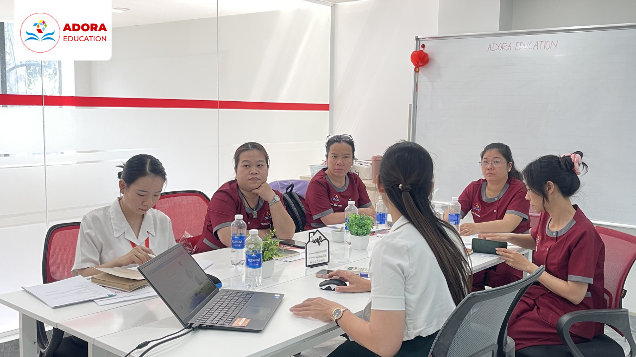 bảo mẫu chuyện nghiệp chăm sóc trẻ