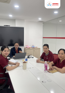bảo mẫu tận tâm với bé