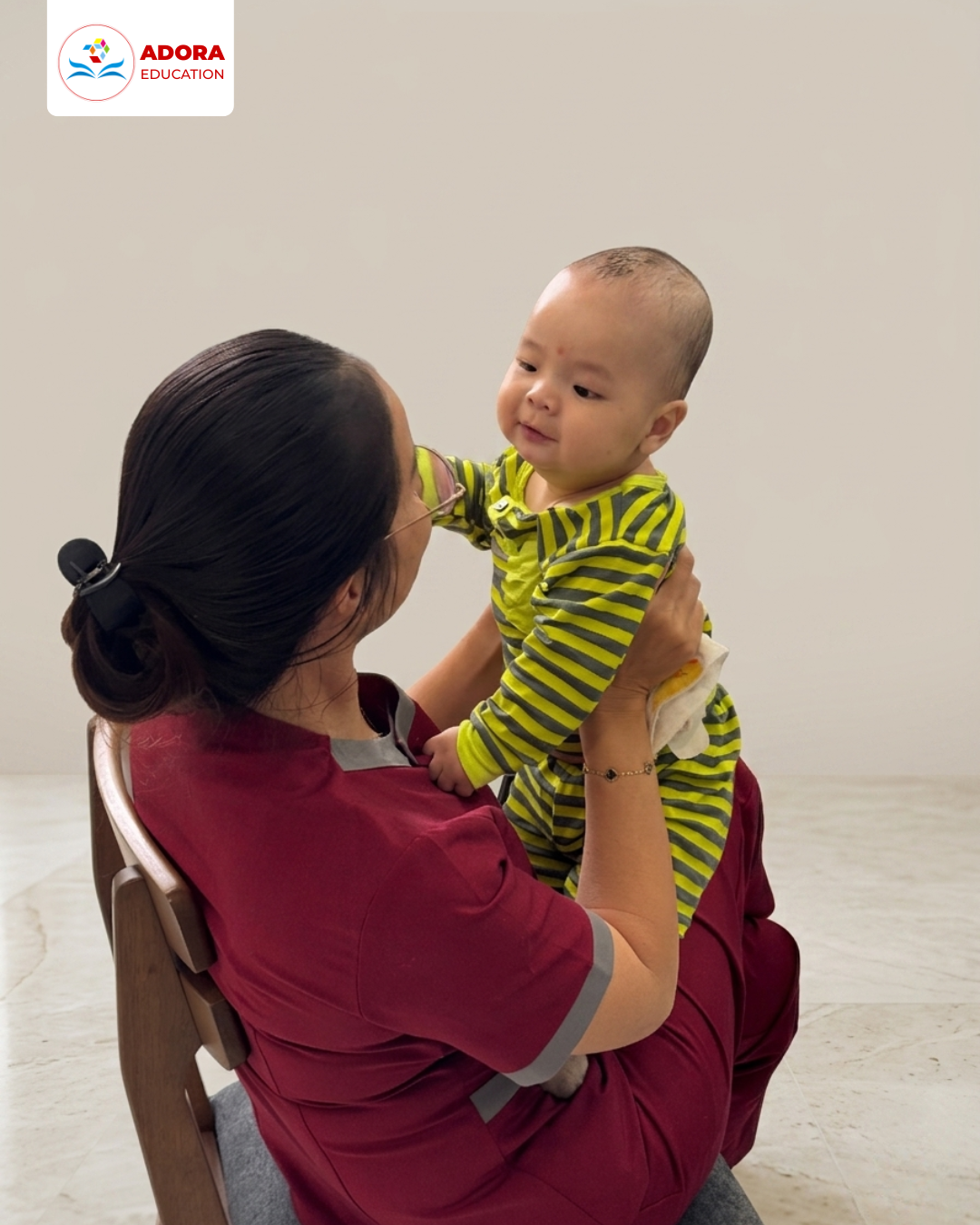 bảo mẫu tương tác và chơi cùng bé 