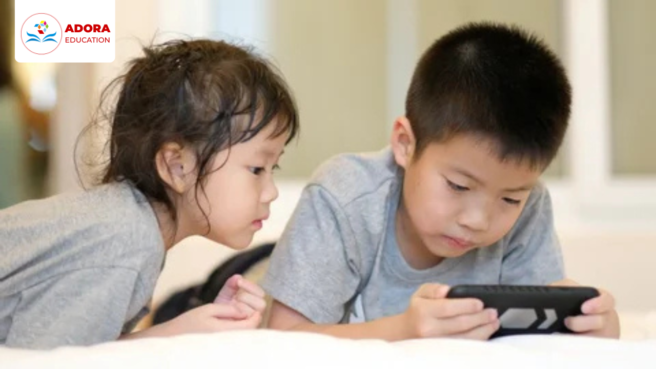 bé nghiện màn hình mùa hè