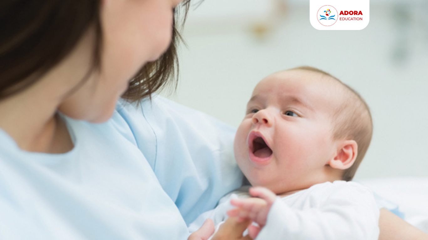 mẹ chăm bé trước khi đi viện