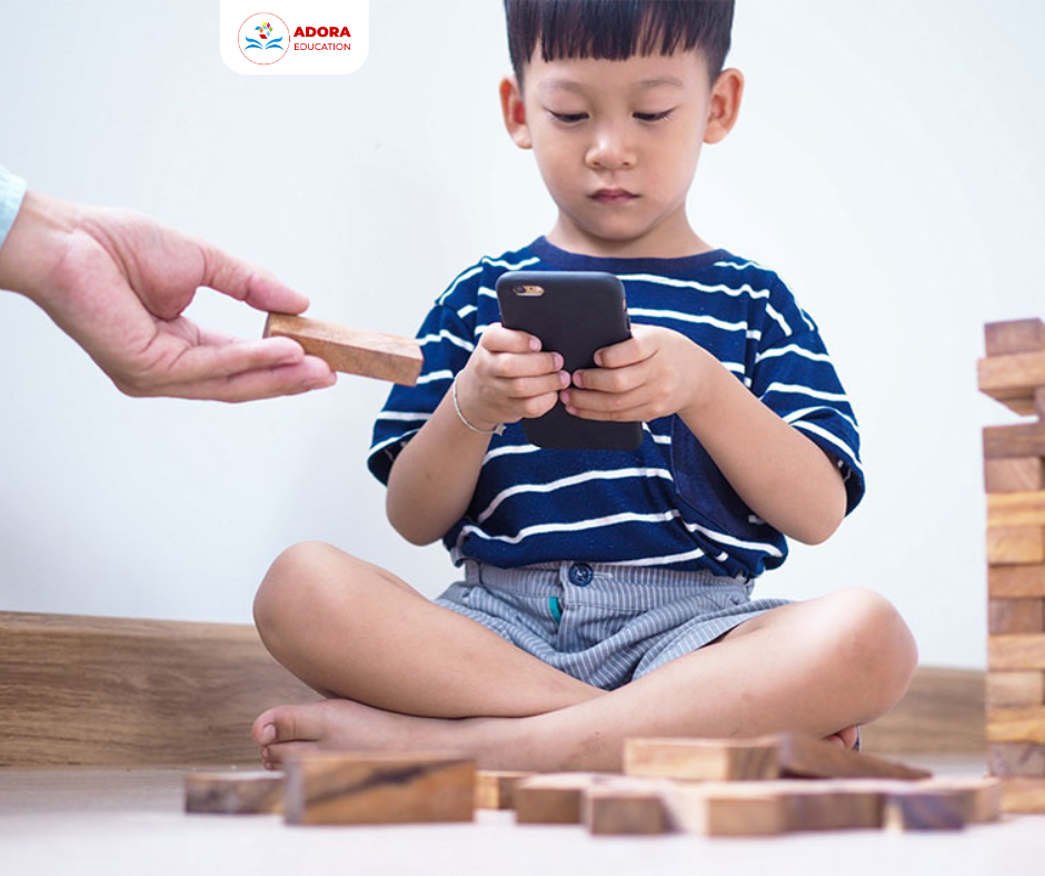 bé hiếu động chạy nhảy trong nhà