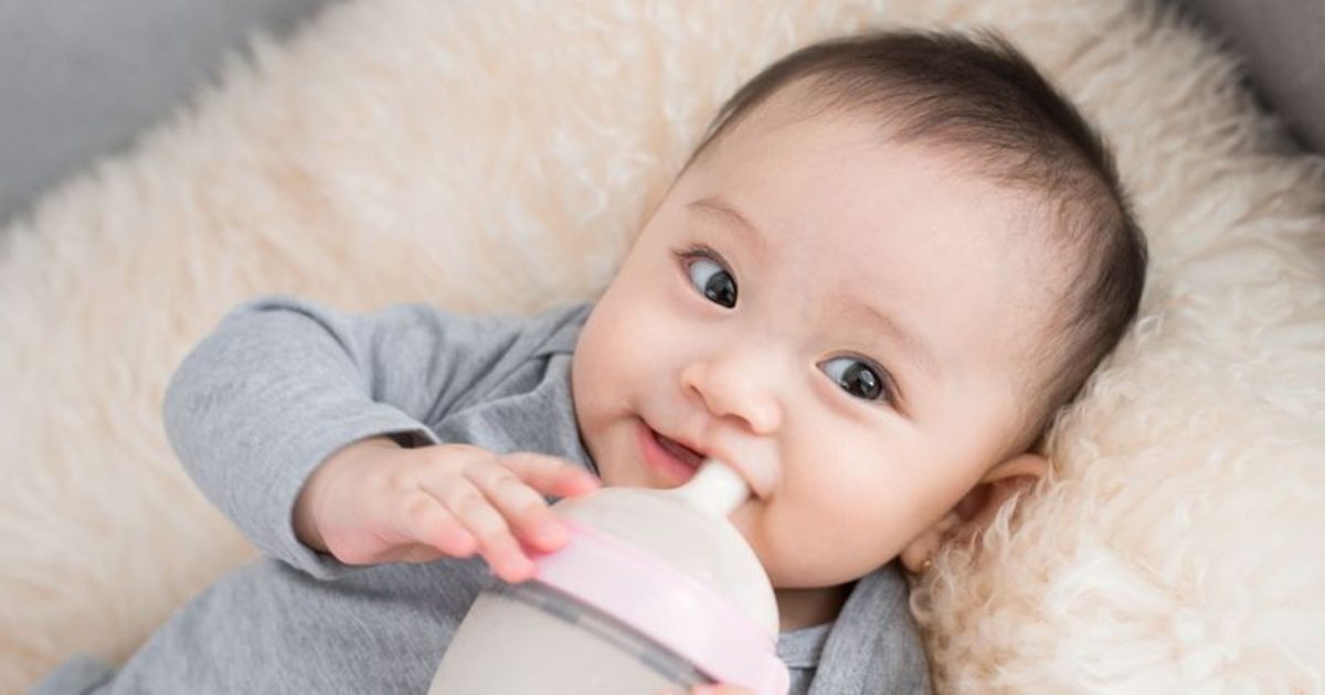 khi nào nên đưa bé bị chàm sữa đi khám 