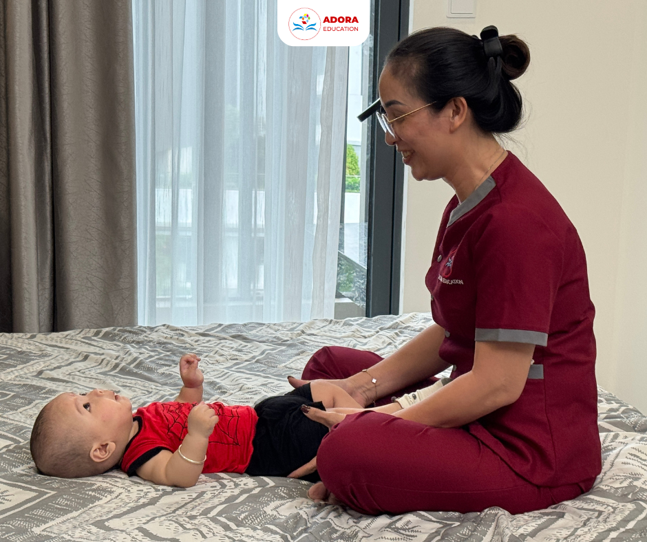 nhân viên chăm trẻ bảo mẫu làm việc tại nhà