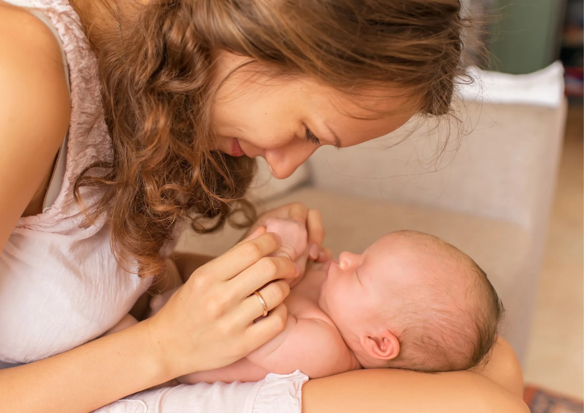 trẻ sơ sinh được chăm sóc