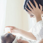 bố mẹ kiệt sức khi chăm trẻ sơ sinh