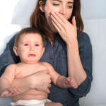 bố mẹ thiếu ngủ khi chăm bé sơ sinh