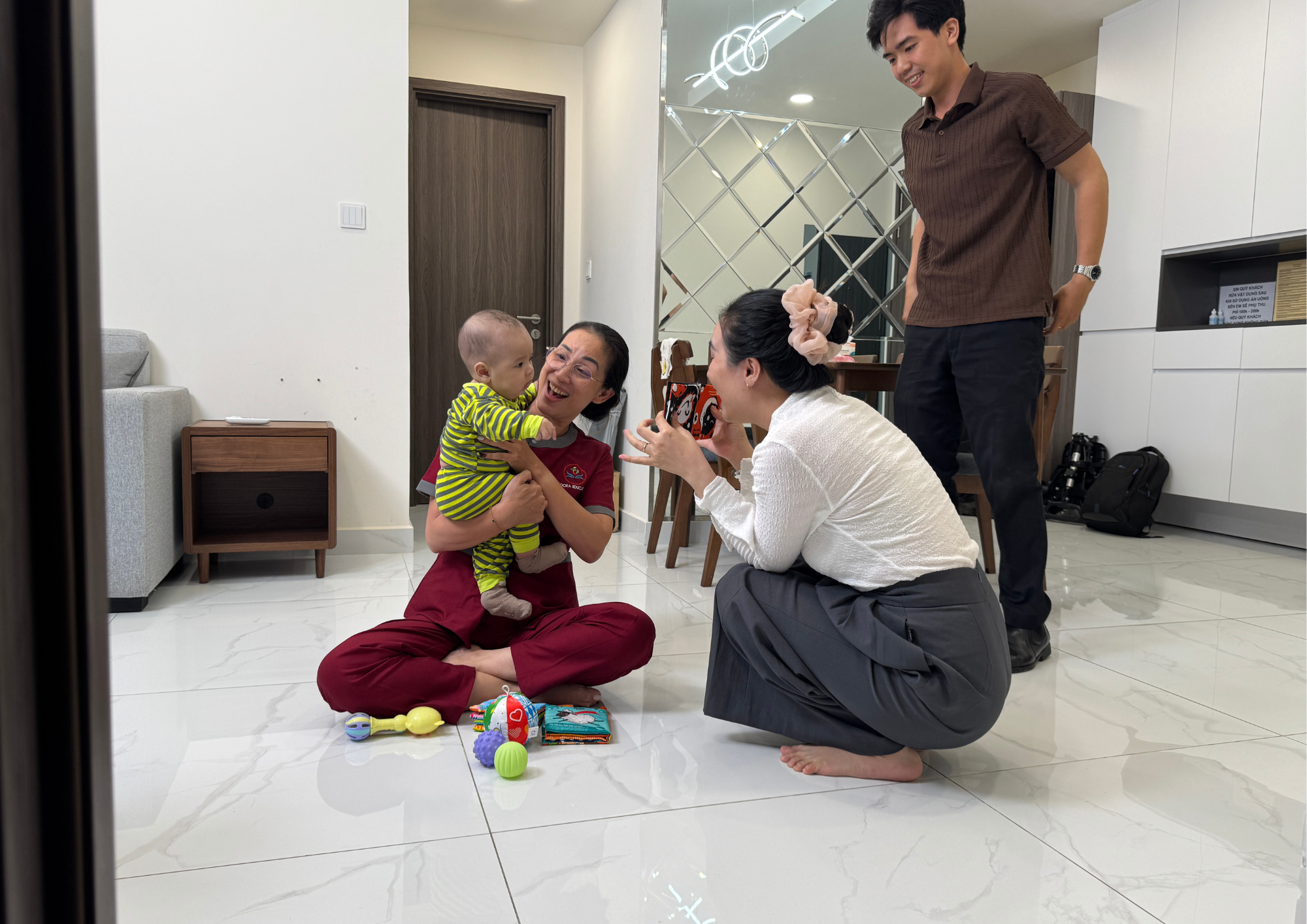 chăm sóc trẻ sơ sinh hoạt triển giác quan