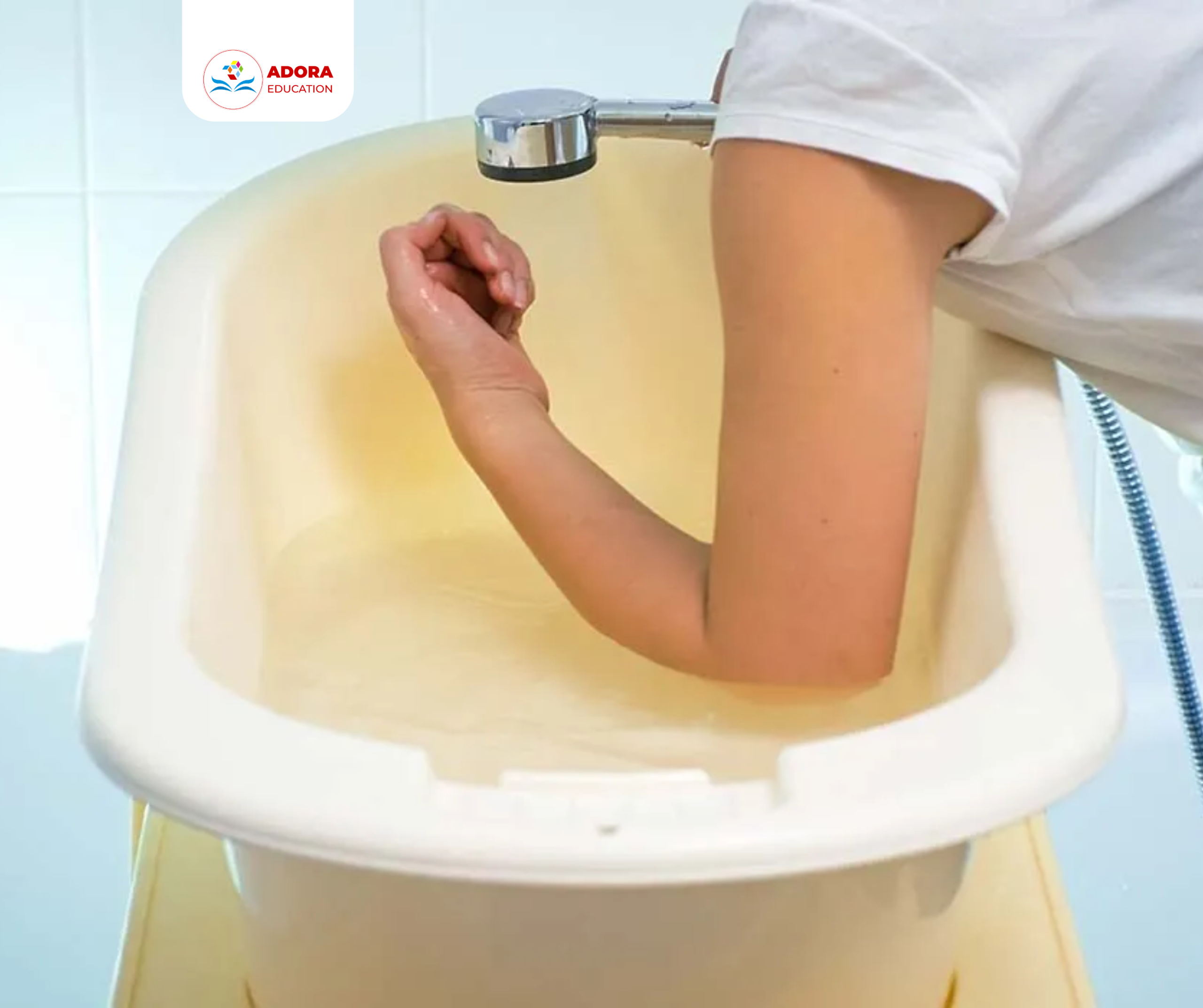 kiểm tra nhiệt độ nước tắm cho bé