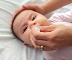 nhỏ nước muối cho bé