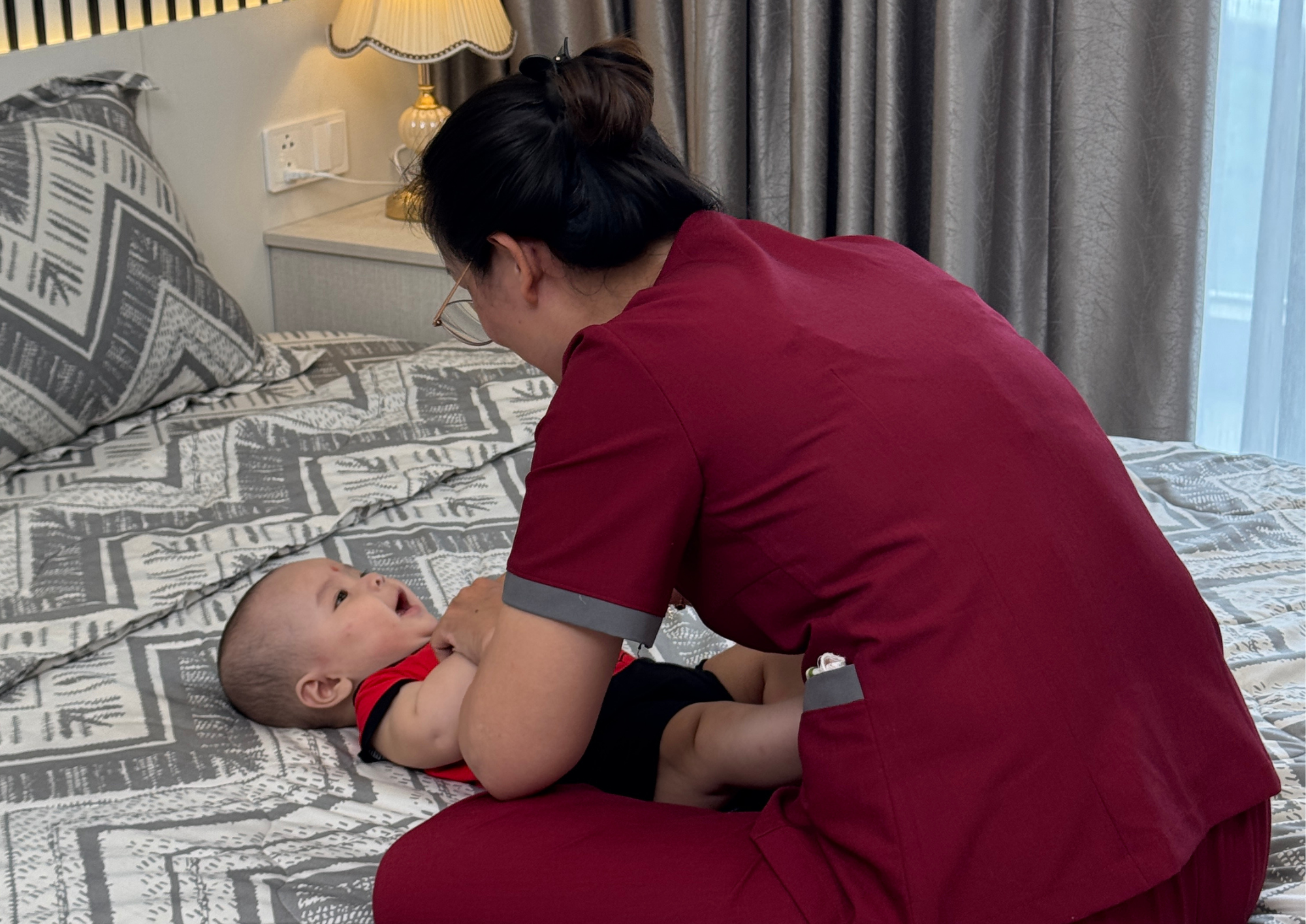 trẻ sơ sinh được bảo mẫu chăm sóc