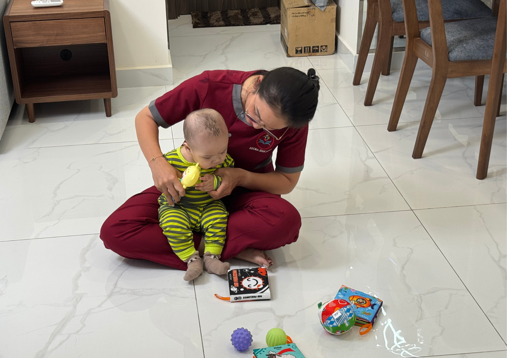 trẻ sơ sinh tương tác với bảo mẫu tại nhà