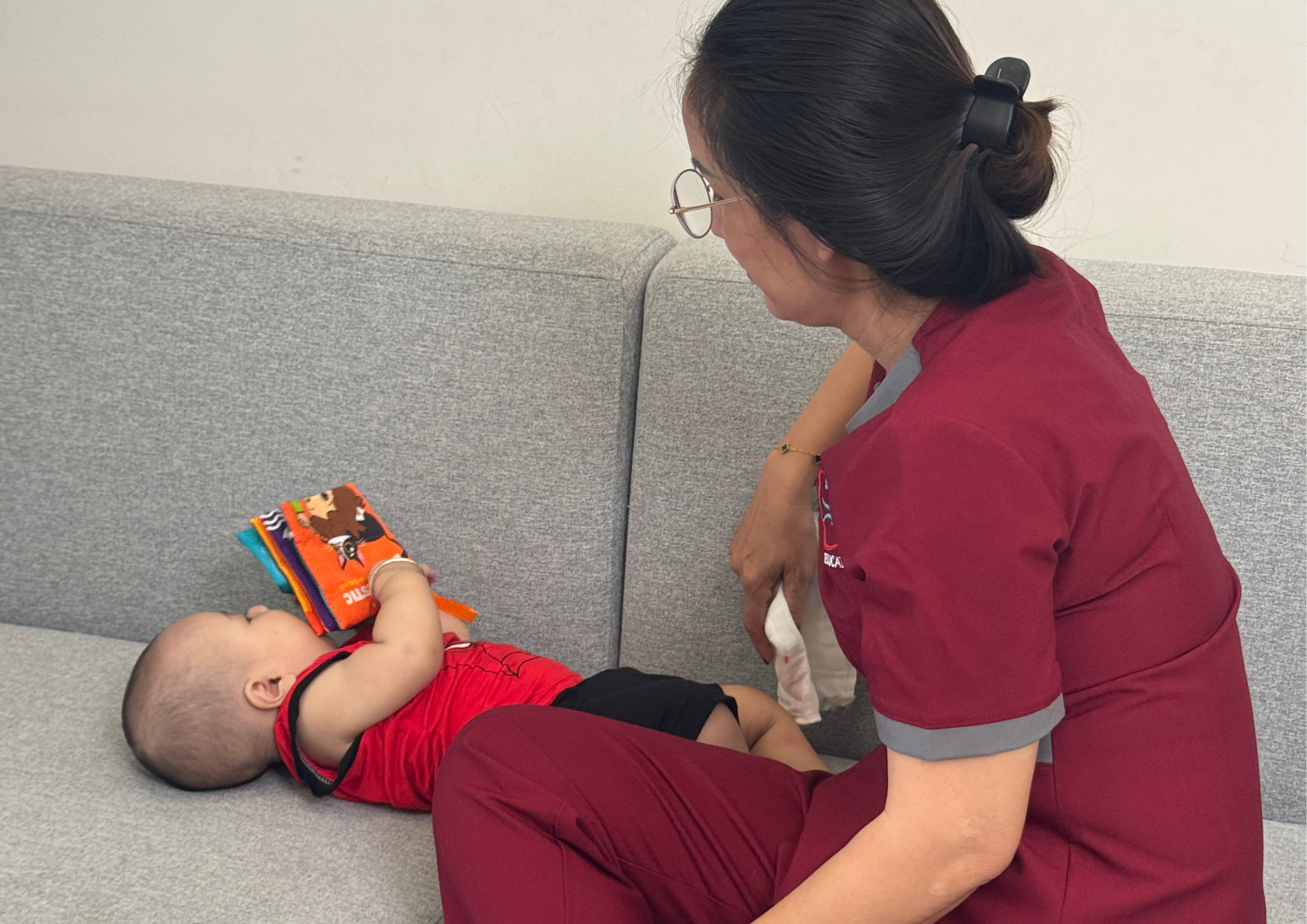 tương tác giữa bảo mẫu và trẻ sơ sinh