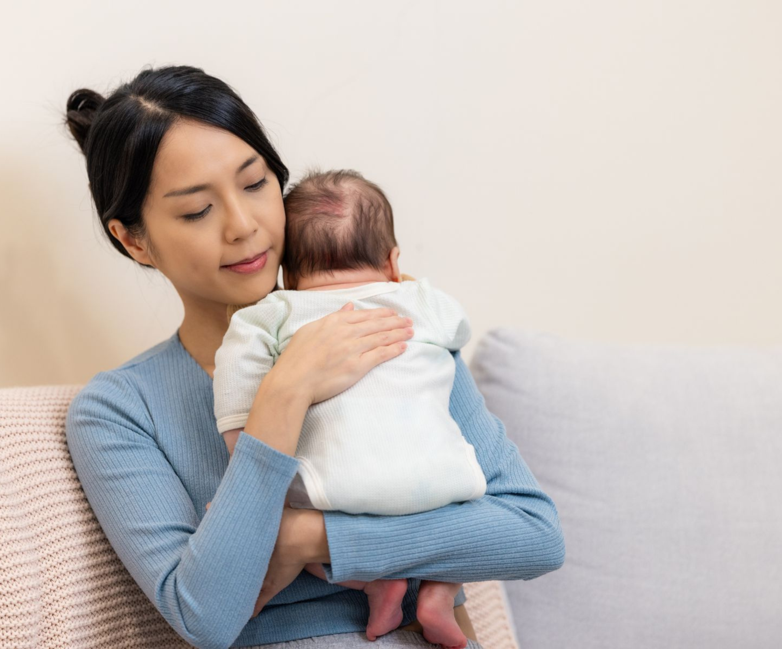 trẻ bú bình nuốt nhiều hơi có cần vỗ ợ hơi liên tục