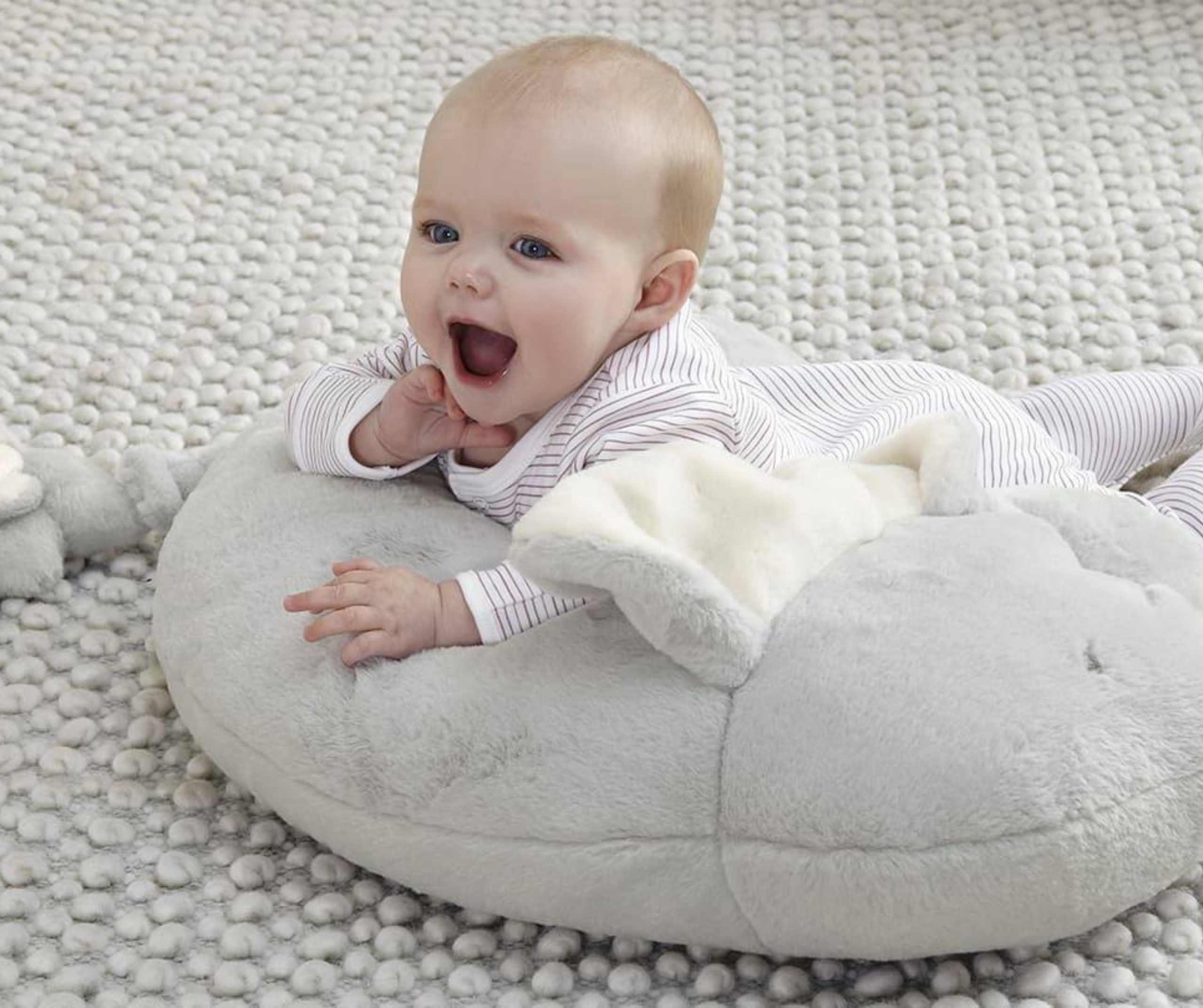 trẻ khóc khi tummy time có nên tiếp tục