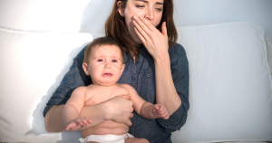 bố mẹ thiếu ngủ khi chăm bé sơ sinh
