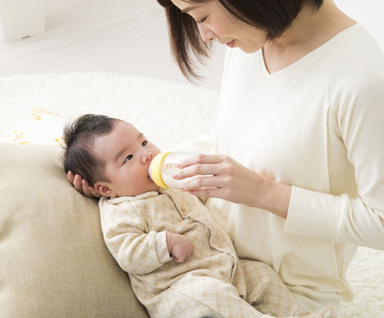 trẻ bú bình hay nuốt nhiều hơi phải làm sao